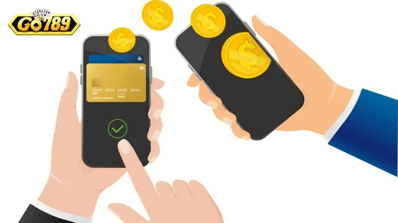 Tay bấm xác nhận giao dịch trên điện thoại có thẻ ngân hàng khi rút tiền GO789